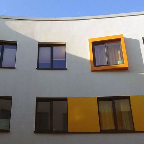 Saubere Fassade nach unserer Fassadenreinigung! Hauswand Algenentfernung nachher, sauber